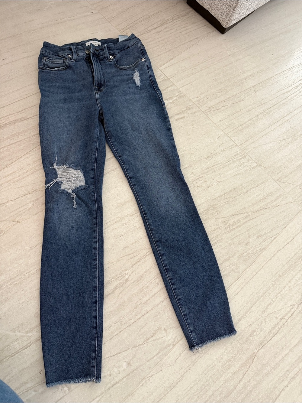 Good American Skinny Jeans in Dark Blue with Distressed Knee size 266